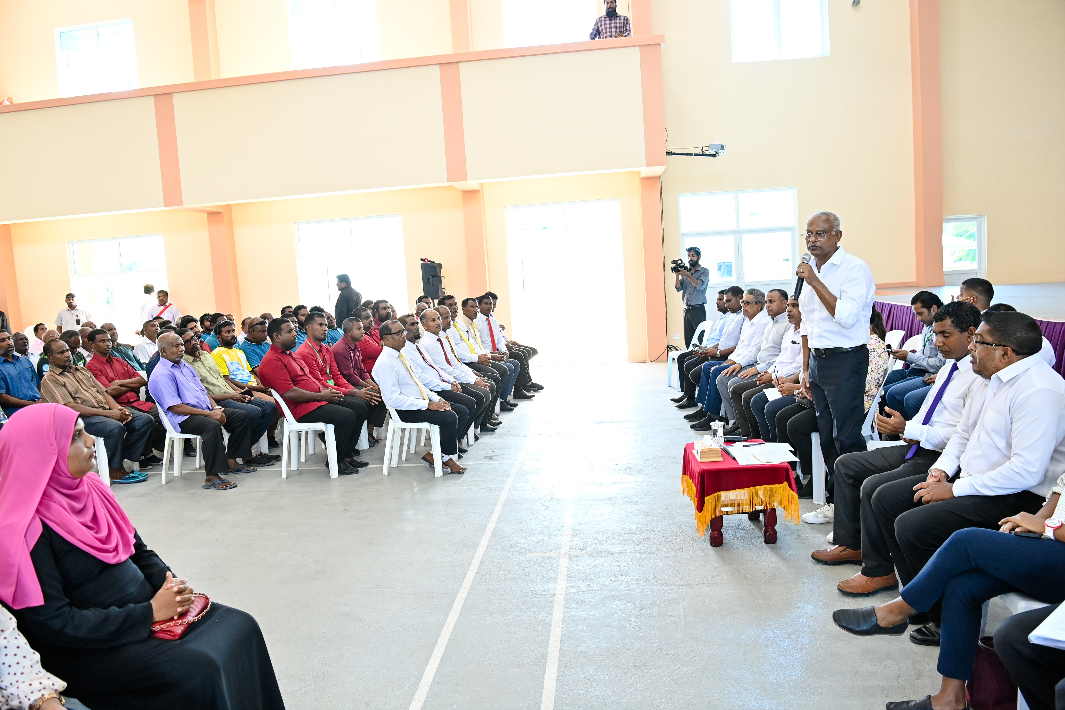 The President meeting the community of F. Nilandhoo Island.