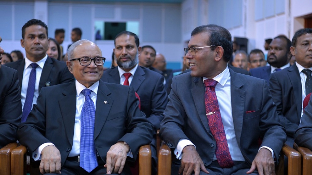 ކުރީގެ ރައީސް ނަޝީދު (ކ). އާއި ކުރީގެ ރައީސް މައުމޫން (ވ).