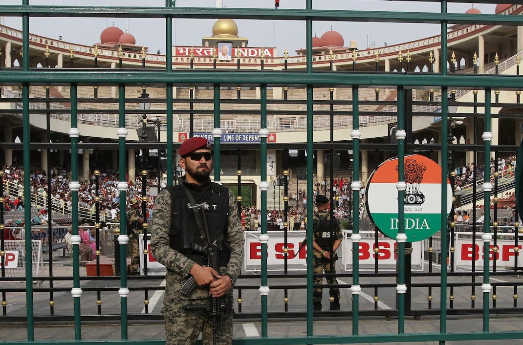 A Pakistan Ranger stands at the Pakistan-India joint check post at Wagah border, near Lahore, Pakistan, May 4, 2025. Photo: REUTERS/Mohsin Raza