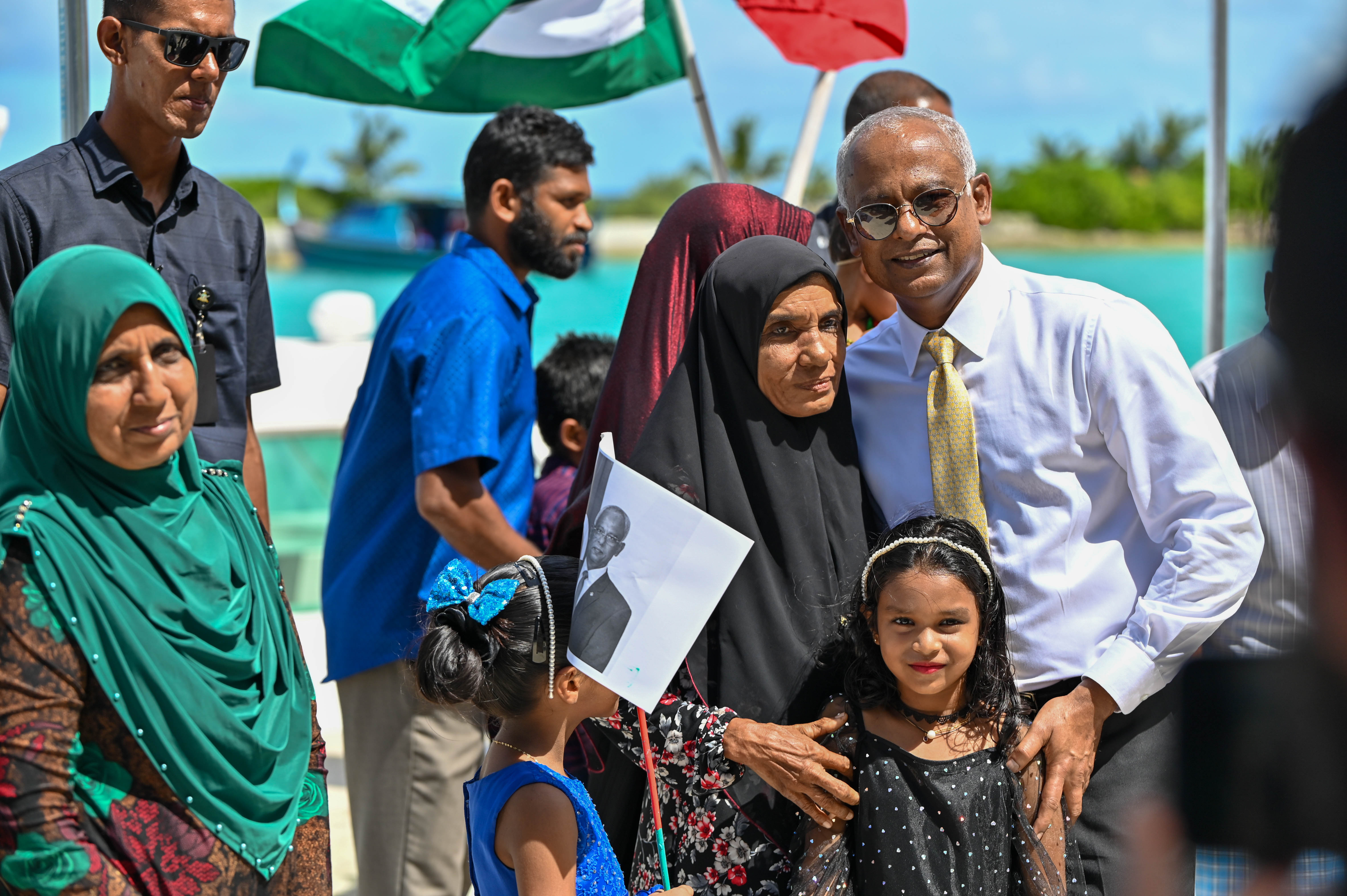 ފީއައްޔަށް ވަޑައިގެން މަރުހަބާ ކިޔަން ހުރި މީހަކާއިއެކު ރައީސް ފޮޓޯއެއް ނަންގަވަނީ