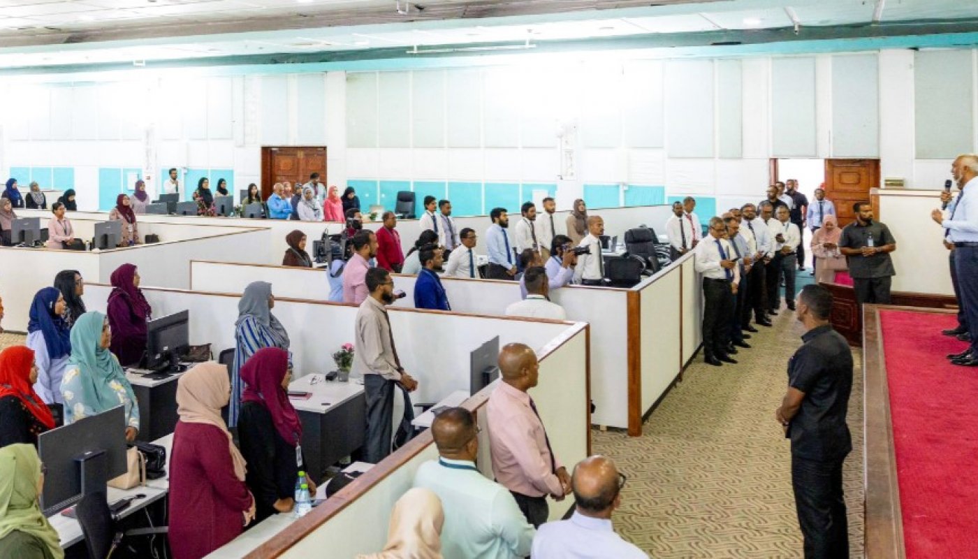 ތިމާވެއްޓާބެހޭ އޮފީހުގައި ކަތުރުފަނިއަޅައިގެން އުނދަގޫވާތީ ރައީސަށް ޕެޓިޝަނެއް