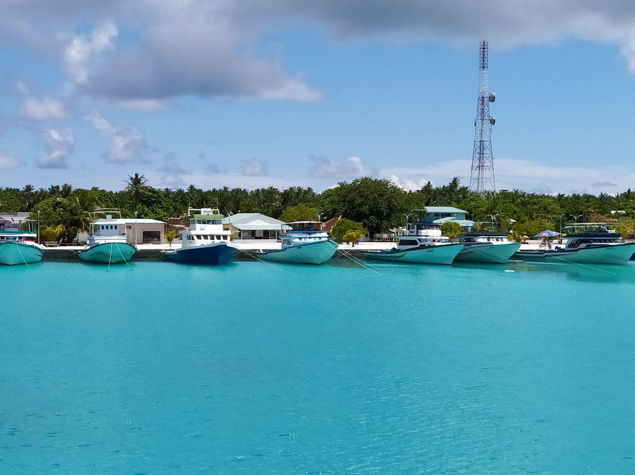 ލ. މާމެންދޫ ބަނދަރު މަތި؛ މާލެސިޓީ ލޮކްޑައުންގެ ސަބަބުން ތާށިވެފައި ތިބި މީހުން ރަށުގައި ކަރަންޓީންވާން ރަށަށް ދެވޭ ގޮތަށް މިހާރު ވަނީ ހަމަޖެހިފައި (ރަސް ފޮޓޯ)