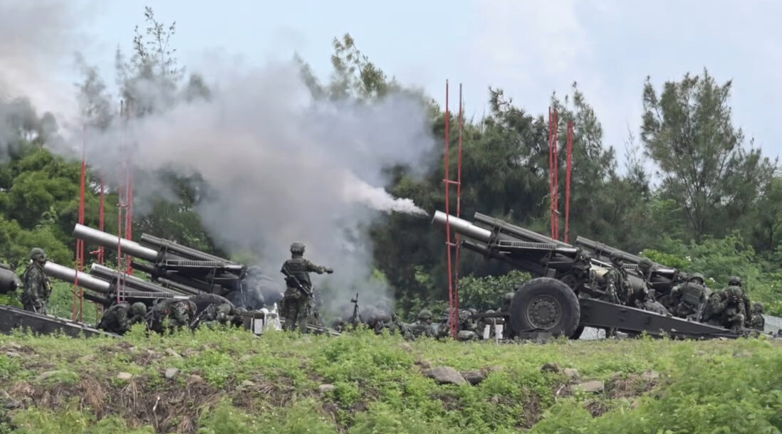 Taiwanese military soldiers fire howitzers during a live-fire anti-landing drill in Pingtung county, Taiwan. Photo: AFP