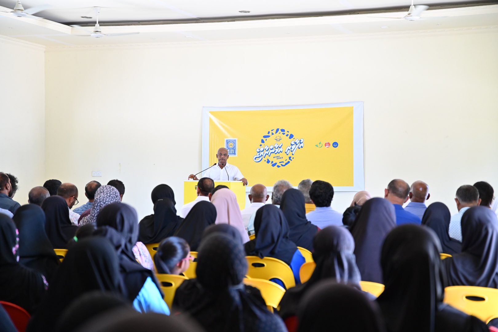 ރައީސްގެ ވަޢުދު: މަރޮށީގައި އޭޓީއެމް ބަހައްޓައި ފުޓުބޯޅަ ދަނޑުގައި ޓާރފް އެޅުން