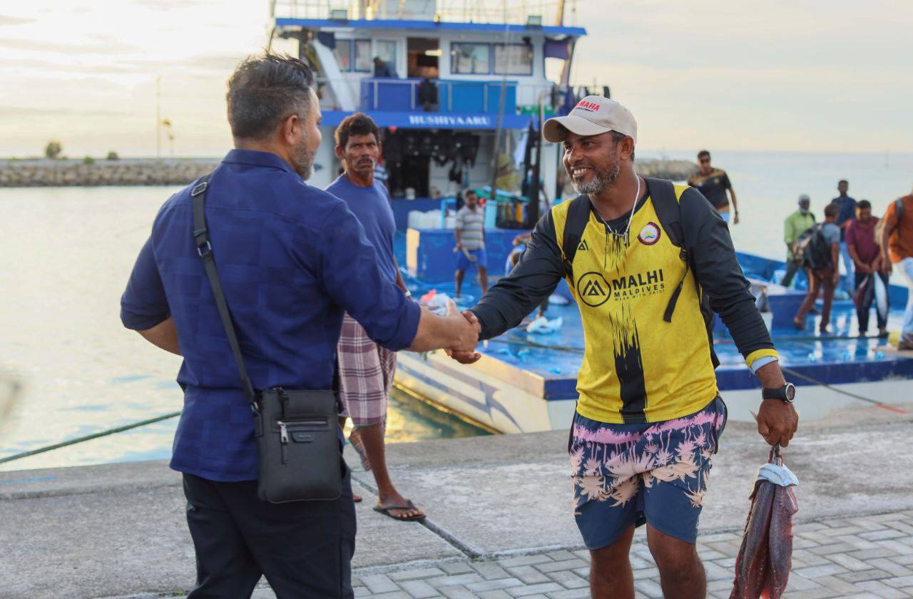 Minister Shiyam meeting Maamendhoo Fishermen.