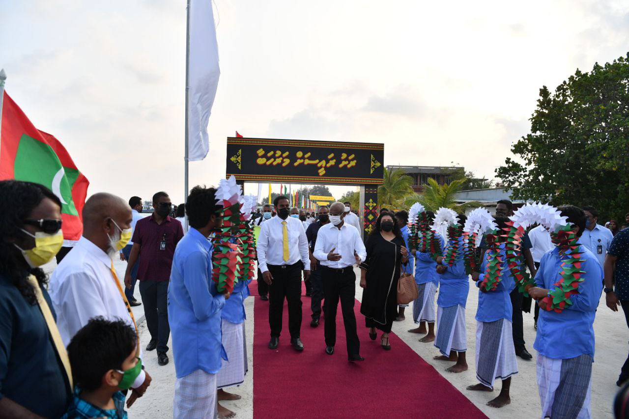 ރަށު ރައީސަށް ހިންނަވަރުން ރަތްދޫލައިގެ ހޫނު މަރުހަބާއެއް