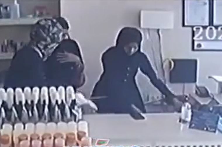 އައްޑޫގައި ވަޅި ހިފައިގެން ފިހާރައަކަށް ވަދެ ފޭރުނު މައްސަލައެއް ބަލަނީ