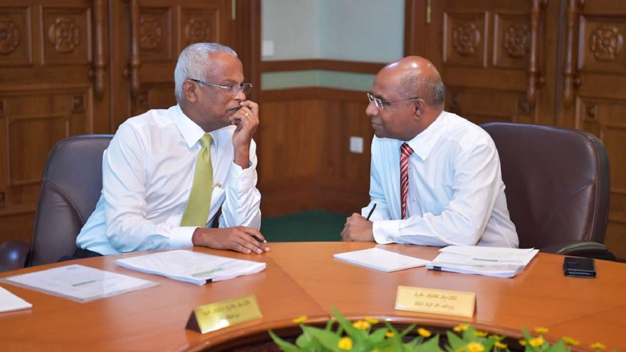 ޚާރިޖީ ވަޒީރު ޢަބްދުﷲ ޝާހިދު (ކ). އާއި ރައީސް ޞާލިޙް (ވ).