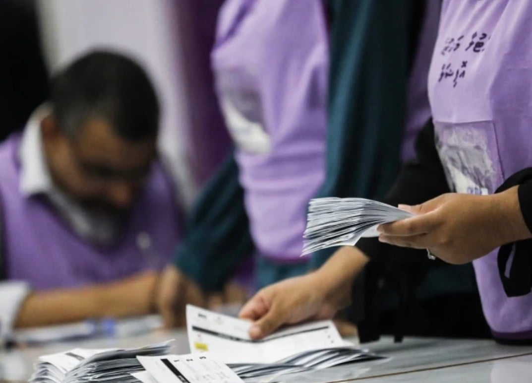 އިންތިހާބެއްގެ ތެރެއިން-