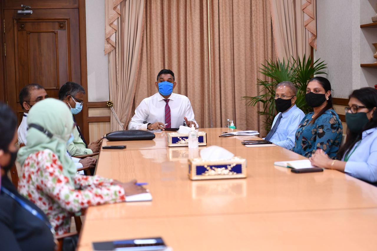 ނާއިބް ރައީސް ކަމާއިގުޅޭ ވުޒާރާތަކުގެ ވަޒީރުންނާއި، ދިވެހިރާއްޖޭގެ ޤައުމީ ޔުނިވަރސިޓީގެ އިސްވެރިންނާއި ބައްދަލުކުރައްވަނީ