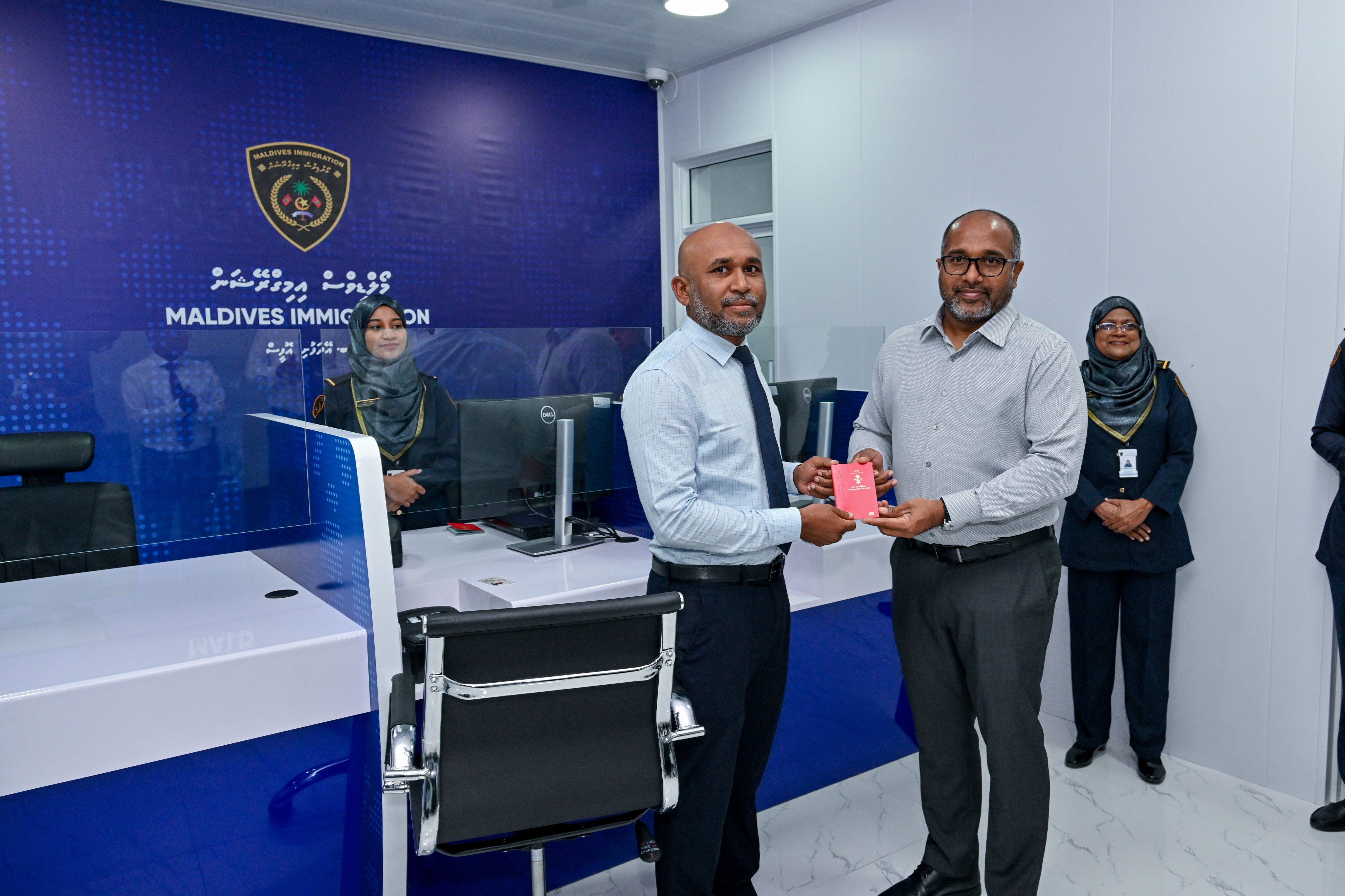 އޭދަފުށީގައި އިމިގްރޭޝަންގެ އޮފީހެއް ހުޅުވައި ޕާސްޕޯޓުގެ ޚިދުމަތް ފަށައިފި