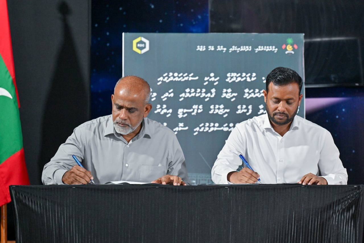 ކުޑަހުވަދޫ ހިއްކި ސަރަހައްދުގައި ފެނާއި ނަރުދަމާ ގާއިމް ކުރުމުގެ މަޝްރޫއުގެ އެއްބަސްވުމުގައި ސޮއި ކުރުން- ފޮޓޯ: އާރްޑީސީ