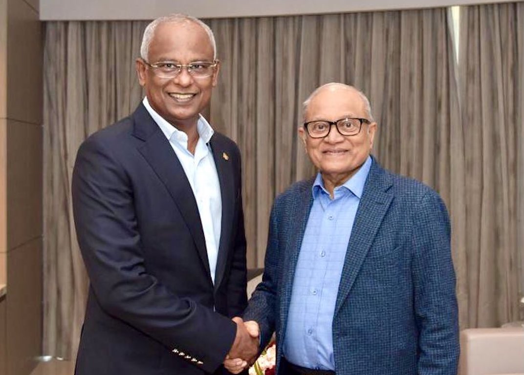 ރައީސް ޞާލިޙާއި ކުރީގެ ރައީސް މައުމޫނު ބައްދަލުކުރައްވައިފި