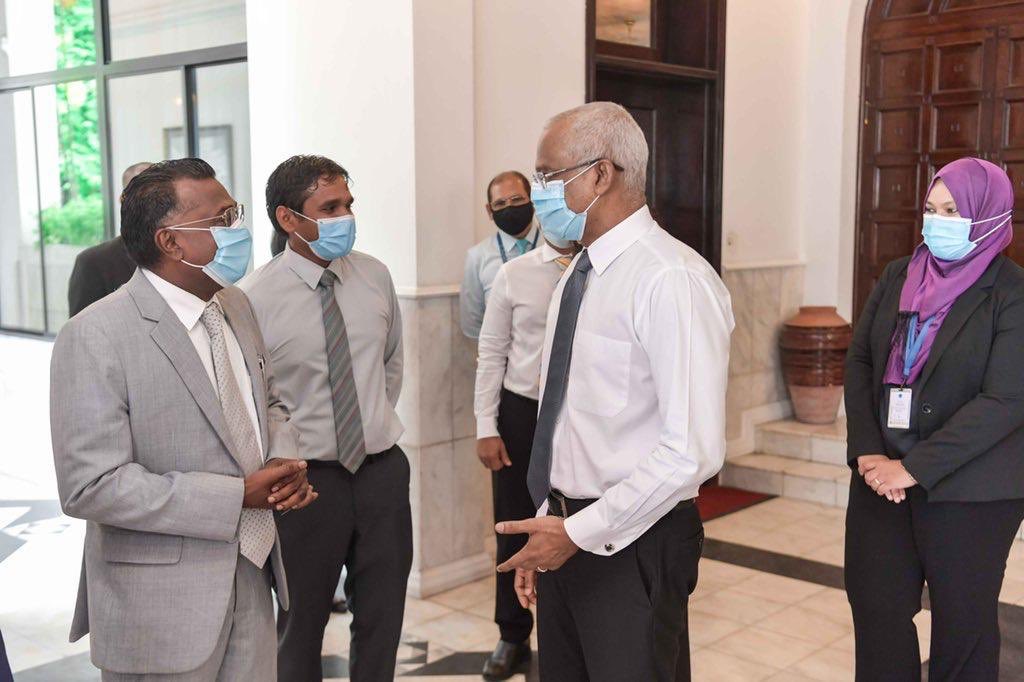 ޑީއާރުޕީގެ ލީޑަރު އަދި ރައްޔިތުންގެ މަޖިލީހުގެ ކާށިދޫ ދާއިރާގެ މެންބަރު އަބްދުﷲ ޖާބިރު، ރައީސް އިބްރާހިމް މުހައްމަދު ސޯލިހާއި ބައްދަލުކުރައްވަނީ: ޖާބިރު ވަނީ ރައީސް އަށް ތައުރީފް ކުރައްވާފަ