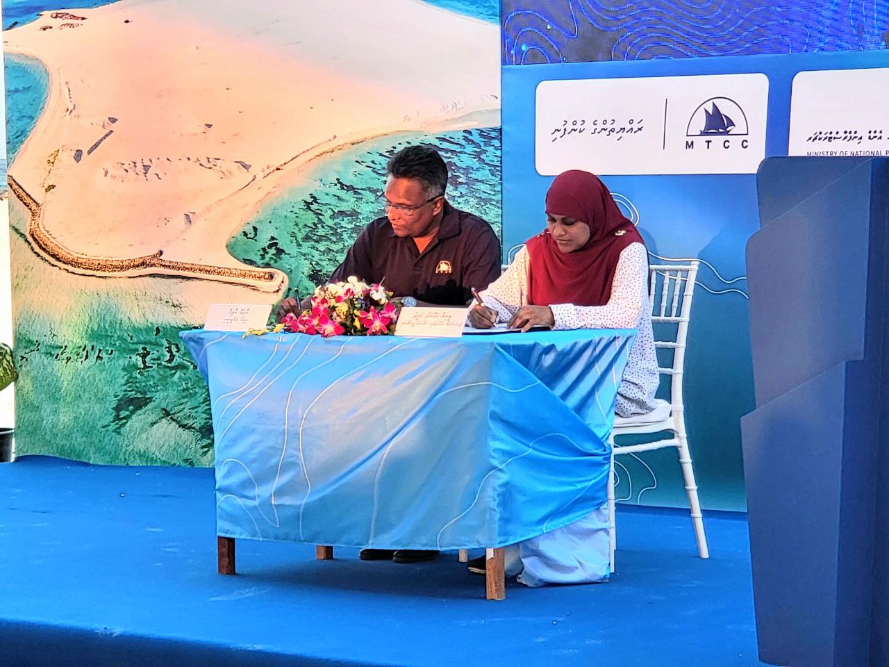 މަސައްކަތް ޙަވާލު ކުރުމަށް ސޮއިކުރުން | ރަސްފޮޓޯ: ޝާޙް