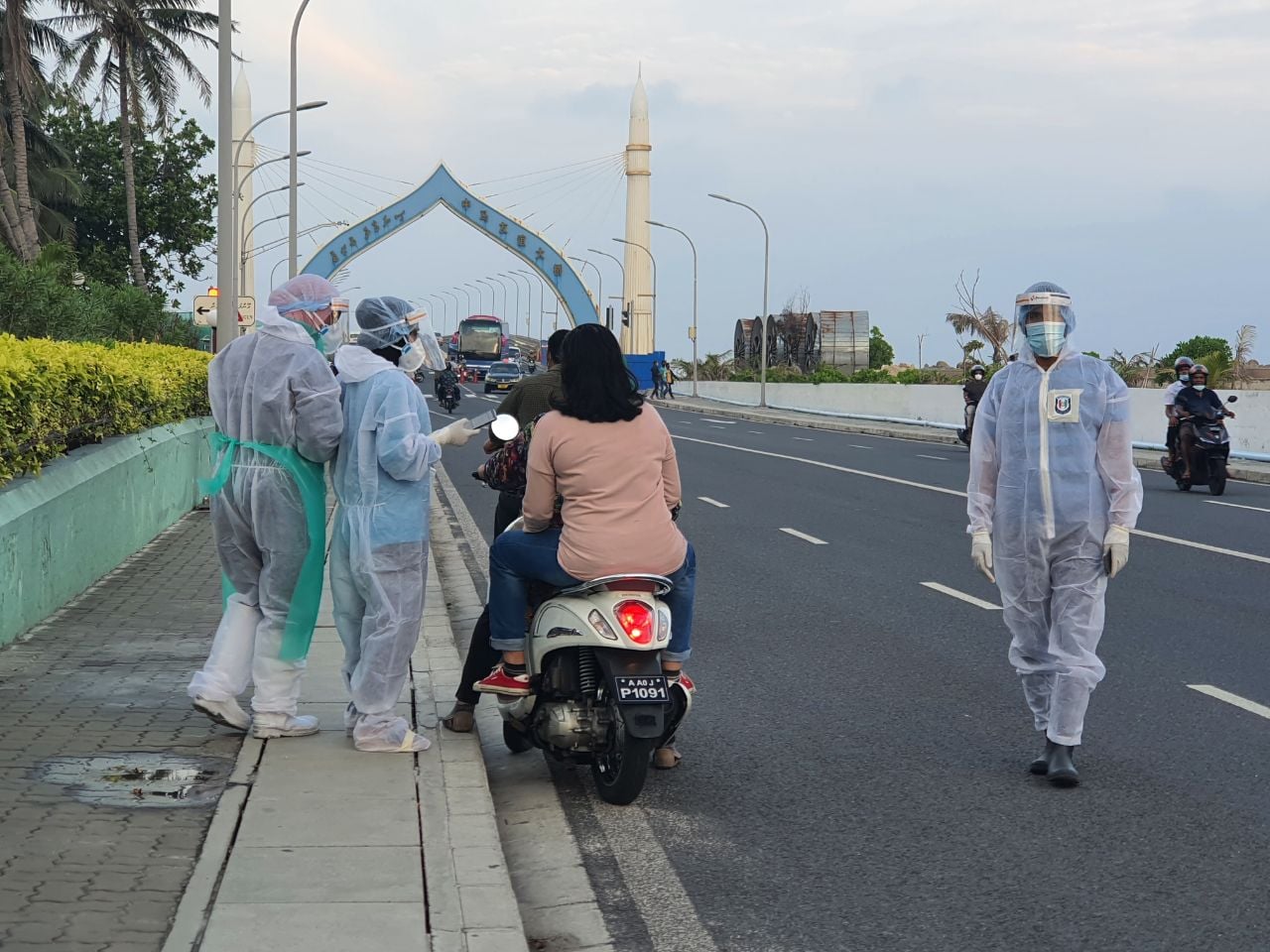 މާލެ މަގުމަތީގައި ރެންޑަމް ސާމްޕަލް ނެގުން. (ފޮޓޯ: ޝާހް، ރަސްއޮންލައިން).