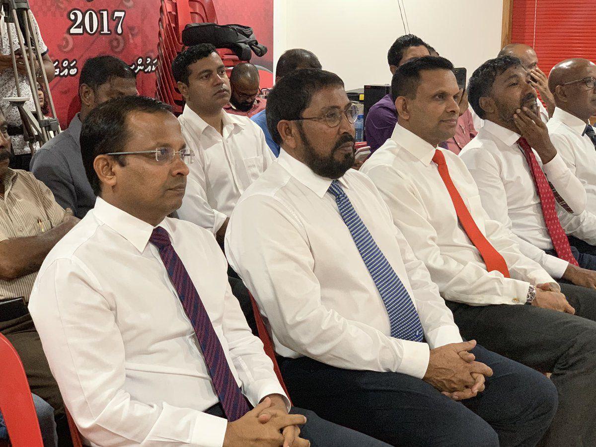 ޖުމްހޫރީ ޕާޓީގެ ލީޑަރ ޤާސިމް އިބްރާހީމް (ވ2) އަދި އެޕާޓީގެ ޕާލިމެންޓް މެންބަރުން