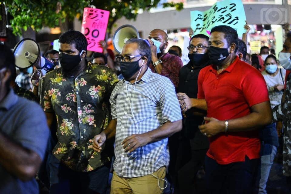 އިދިކޮޅުން ރޭ ބޭއްވި މުޒާހަރާގެ ތެރެއިން، ފޮޓޯ:ޕީޕީއެމް