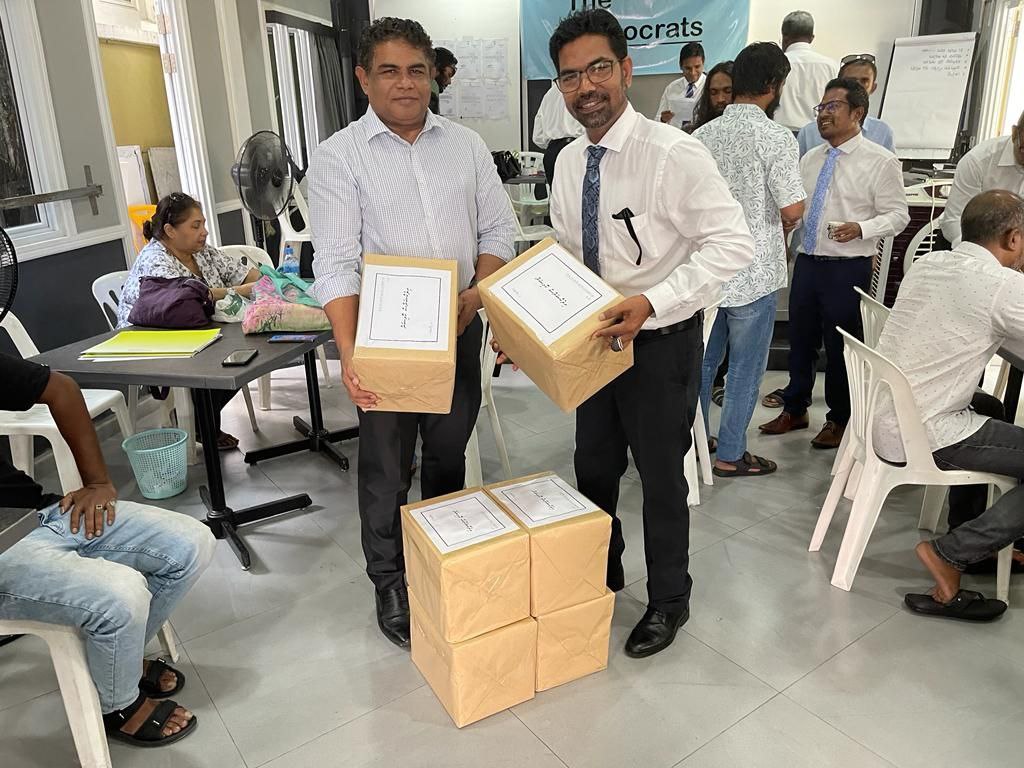 ދަ ޑިމޮކްރެޓްސް ރަޖިސްޓްރީ ކުރަން ހުށަހަޅައިފި