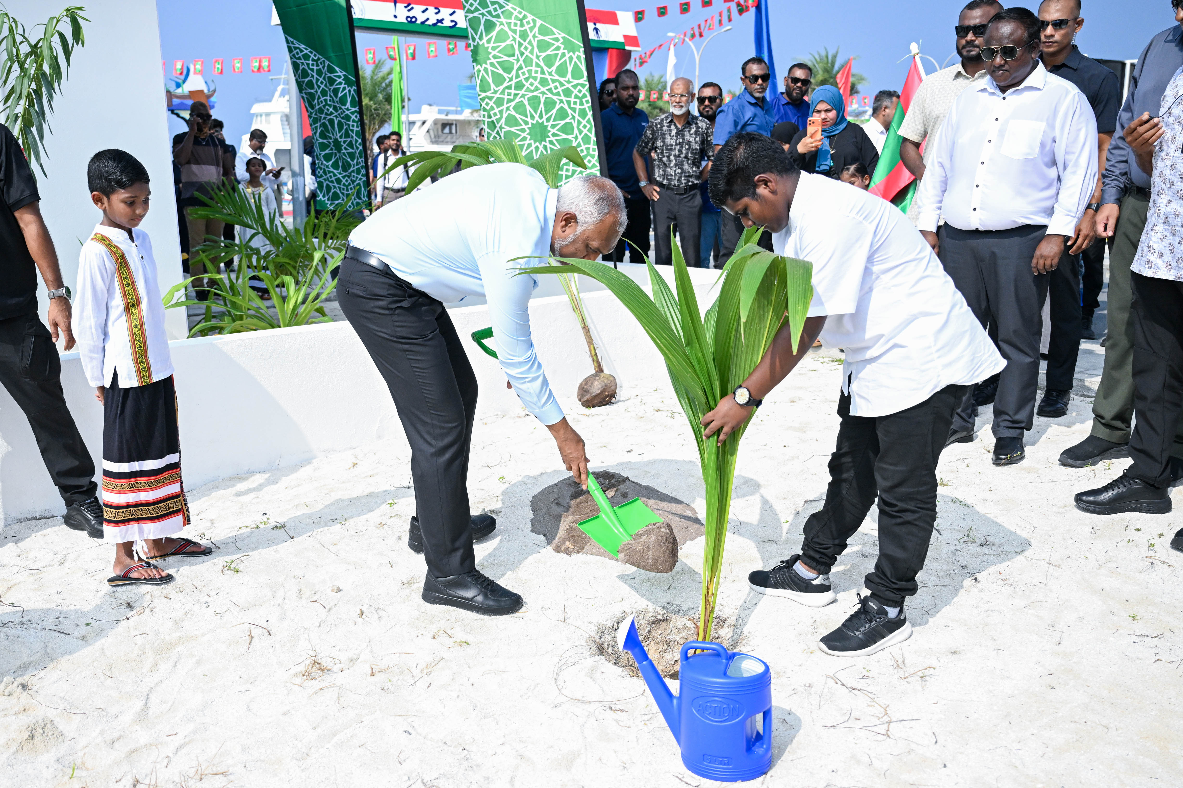 President, First Lady plant trees in Dhuvaafaru under five million tree programme