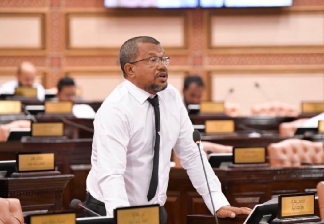 މަތީ ތައުލީމުގެ ފެންވަރު ހިފަހައްޓައި، ދިވެހި ސަނަދުތަކަށް އޮތް އިތުބާރު ދެމެހެއްޓުމަށް ފިޔަވަޅު އަޅަން އެދި މަޖިލީހަށް