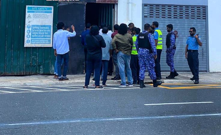 އިންޑިއާ އައުޓް ބެނާ ތިރިކުރުމަށް ފުލުހުން ރައީސް ޔާމީންގެ ގެކޮޅަށް ވަންނަނީ