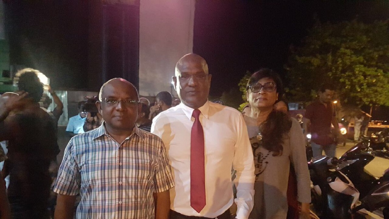 ނޮޅިވަރަމް ދާއިރާގެ ކުރީގެ އެމްޕީ ޙުސެއިން ޢަރީފް (މ). ޚާރިޖީ ވަޒީރު ޢަބްދުﷲ ޝާހިދު އާއި، ދިފާޢީ ވަޒީރު މާރިޔާ ދީދީގެ އަރިހުގައި