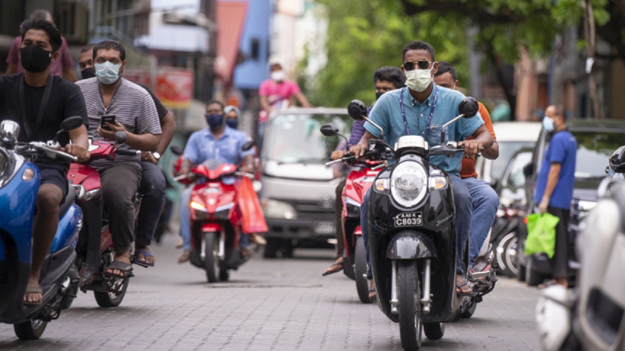 މާލޭ މަގުމަތީގައި މާސްކް އަޅައިގެން ޢާއްމުން ޙަރަކާތްތެރިވަނީ