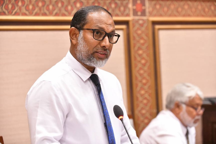 މެންބަރުން އަޑުގަދަކުރެއްވުމުން އިމްރާން ކޯފާވެއްޖެ