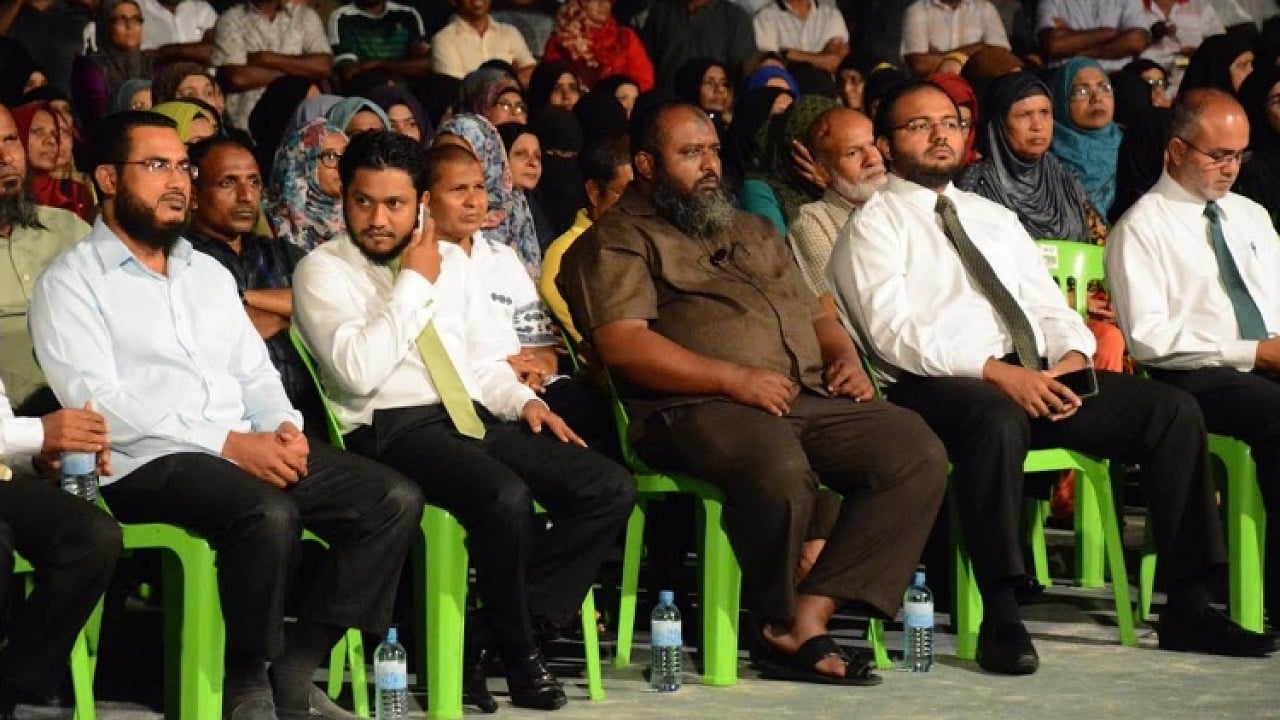 ޢަދާލަތު ޕާޓީގެ ލީޑަރޝިޕްގެ އިސް ބޭފުޅުންނާއެކު ޑރ. އިޔާޒް (މ)