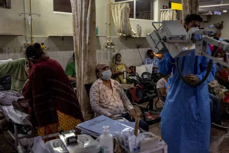 Patients suffering from COVID-19 receive treatment at the emergency ward of a hospital in New Delhi, India. Photo: Reuters.