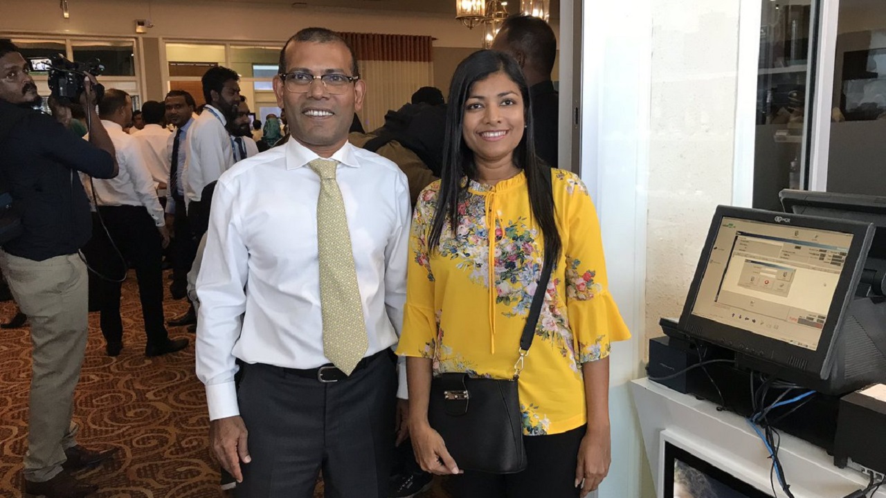 ރައްޔިތުންގެ މަޖިލީހުގެ ރައީސް، ރައީސް މުހައްމަދު ނަޝީދު (ވ). އާއި މީދޫ ދާއިރާގެ މެމްބަރު ރޮޒެއިނާ އާދަމް (ކ)