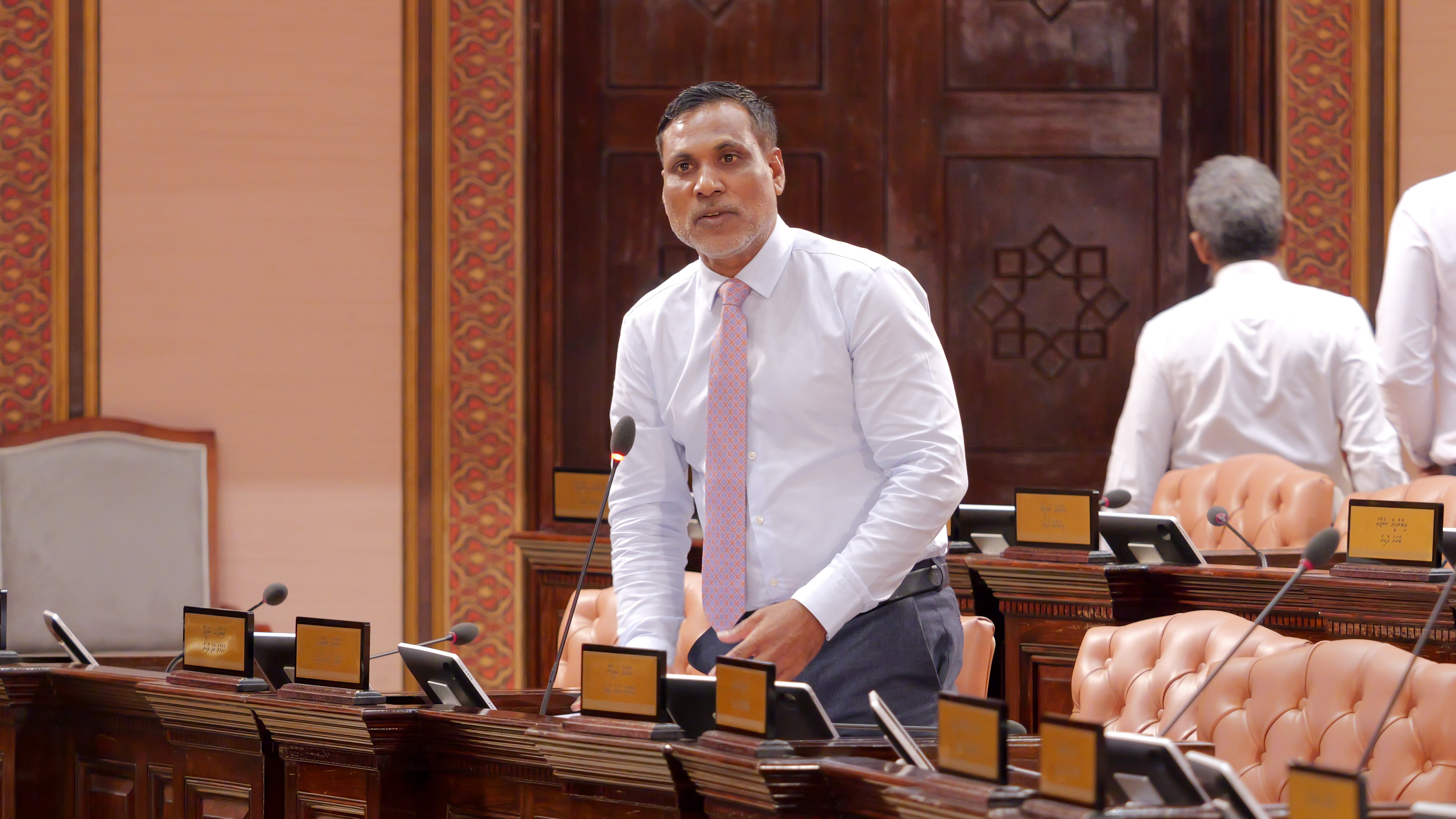 ކުންފުނިތަށް ނުހިނގައިގެން އުޅެނީ ސަރުކާރުން އަތްބާނާތީ: ޑރ.ޝަމްހީދު