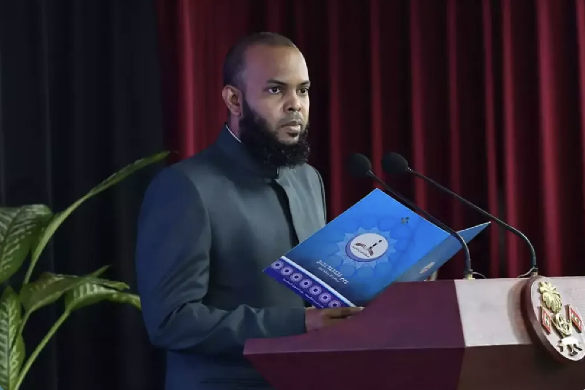 މީހެއްގެ ބިމަކަށް ކައިވަތަކަށް އަރައިގަތަަސް ޤިޔާމަތްދުވަހުން ހަތް ބިމުން އޭނާގެ ކަރުގައި އޮޅާލެވޭނެ: އިލްޔާސް