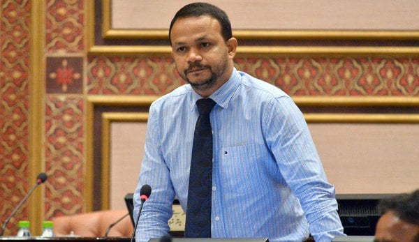 ދަރަނި ނަގައިގެން ގައުމު ހިންގާއިރު، ޕާޓީތަކަށް ފައިސާދޭކަށް ނުޖެހޭ: ޢަލީ