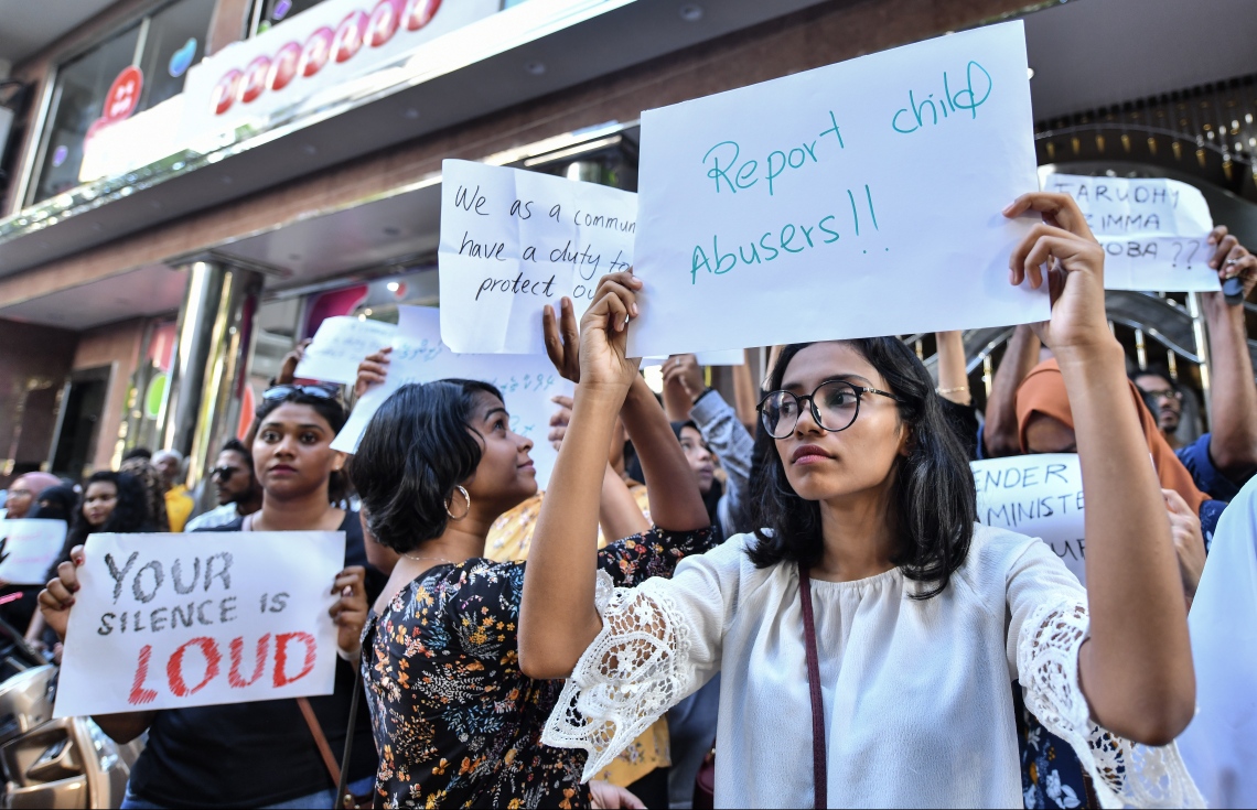 މަސްތުވެގެން ހުރެ ދަރިފުޅަށް ޖިންސީ ގޯނާކުރިކަމުގެ ތުހުމަތުގައި 50 އަހަރުގެ މަންމަ ހައްޔަރުކޮށްފި