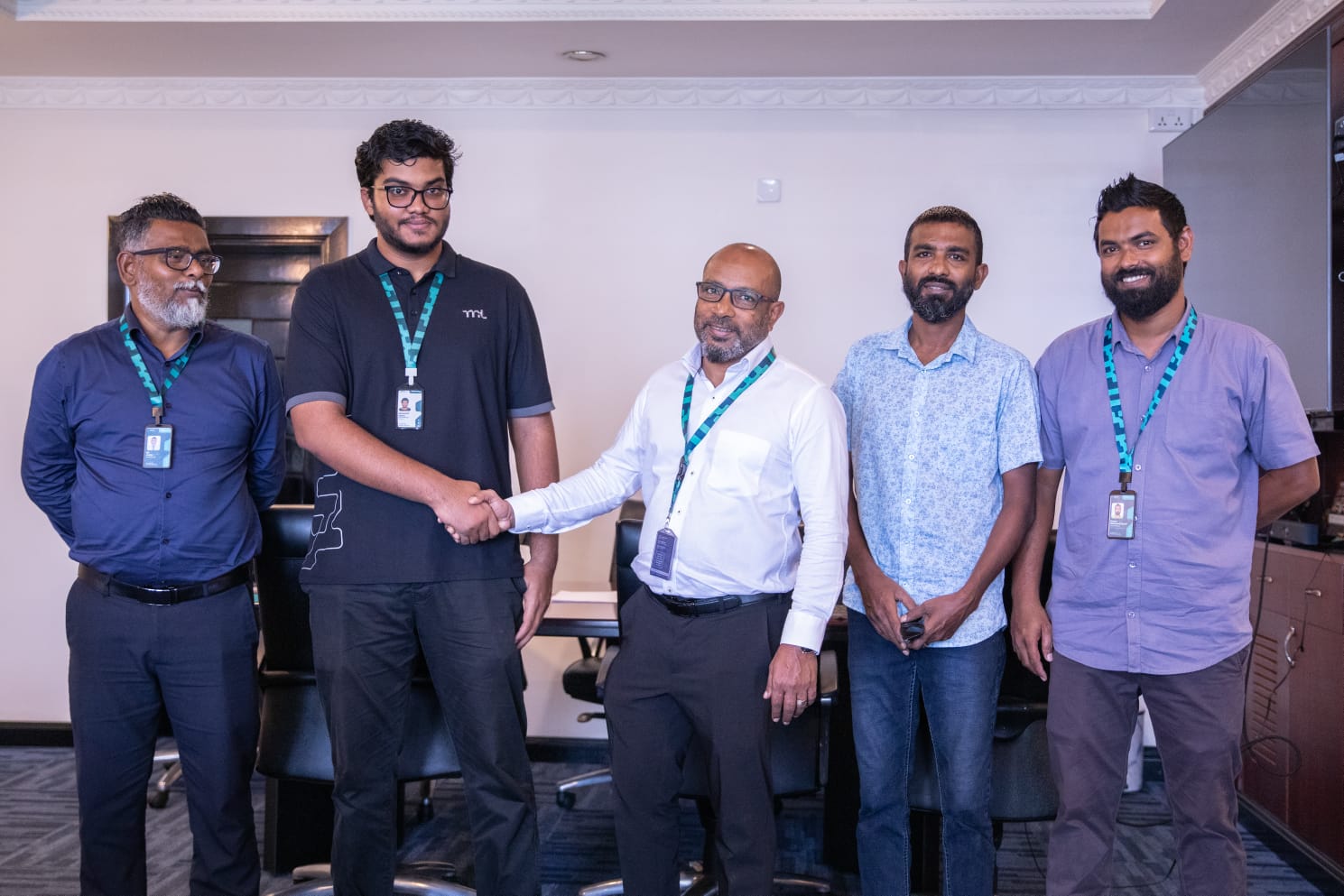 އެމްޕީއެލްގެ މެނޭޖްމެންޓްގެ ބައެއް އިސްވެރީން ސެކިއުރިޓީ ޑިޕާޓްމަންޓްގެ މުޙައްމަދު އައިހަމް އާއި އަޙްމަދު އާތިފަށް ހިއްވަރުދެއްވަނީ