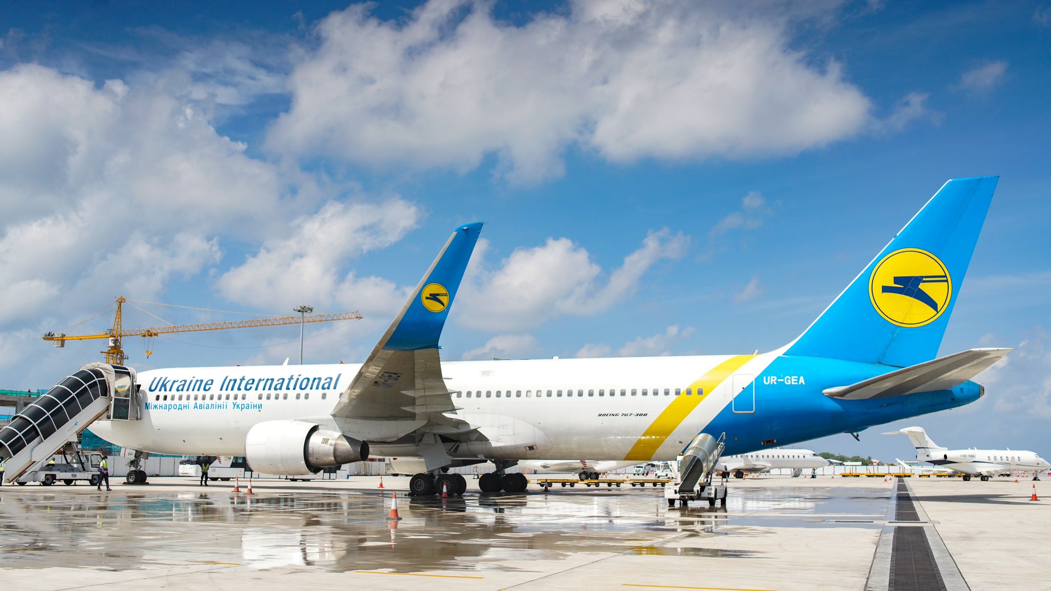 Ukraine International Airline arrived at the Velana International Airport. Photo: VIA.