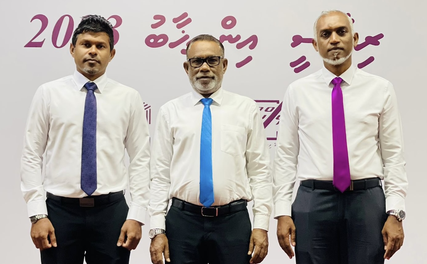 ރިޔާސީ އިންތިޚާބަށް ޑރ. މުޢިއްޒު ފޯމް ހުށައެޅުއްވި ރަސްމިއްޔާތުގައި އަބްދުއްރަޙީމް (މ)