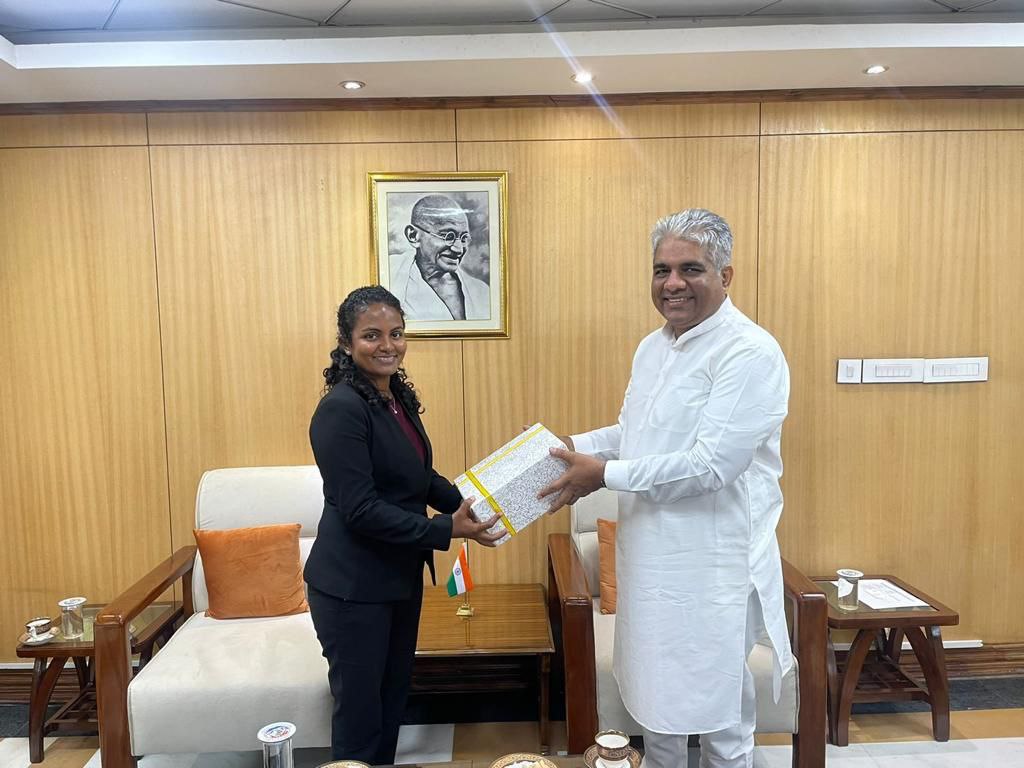 މިނިސްޓަރ ޝައުނާ އިންޑިއާގެ ބައެއް މިނިސްޓަރުންނާއި ބައްދަލުކުރައްވައިފި