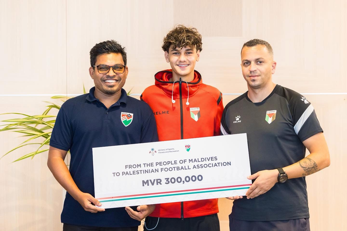 ފަލަސްތީނު ފުޓްބޯޅަ އެސޯސިއޭޝަނަށް ރާއްޖެއިން 3 ލައްކަ ރުފިޔާ ހަދިޔާކޮށްފި