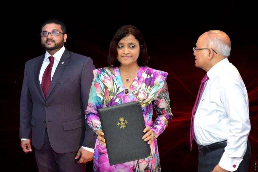 ޣައްސާާން މައުމޫން (ވ) އަދި ބައްޕާފުޅު މައުމޫން އަބްދުލް ޤައްޔޫމް (ކ) : ޣައްސާން ވިދާޅުވަނީ އައިލާއިން ބޭރުން އަންނަ ހަމަލާތައް ދިފާޢު ކުރައްވާނެ ކަމަށް