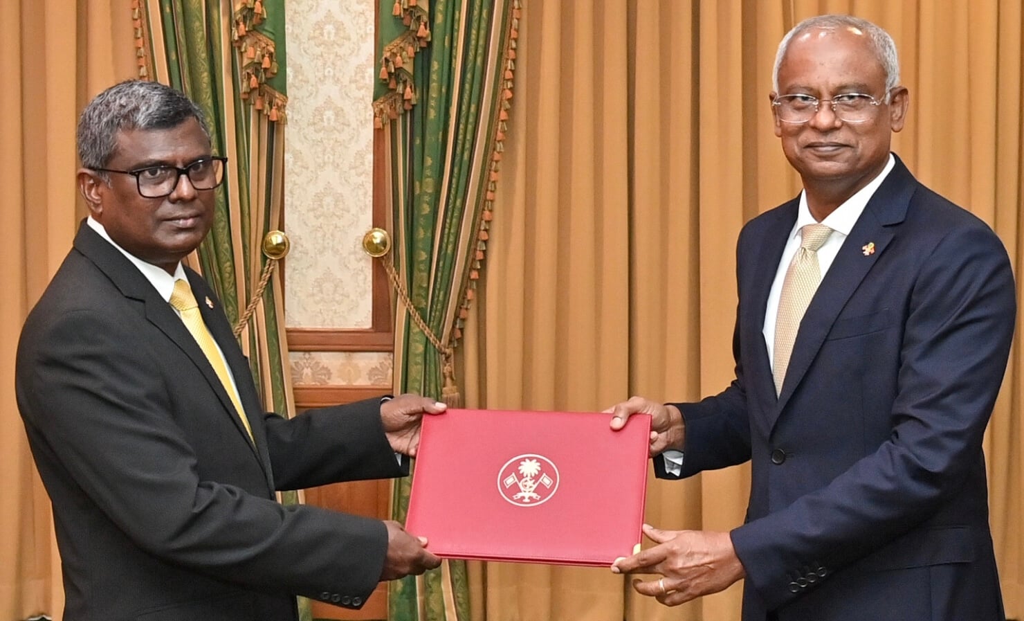 ރައީސްގެ އިތުބާރުނެތްކަމަށް ސޮއިކުރާ މެންބަރުން ޕާޓީން ވަކިކުރާނެކަމުގެ އިންޒާރު އިބުރޭ ދެއްވައިފި