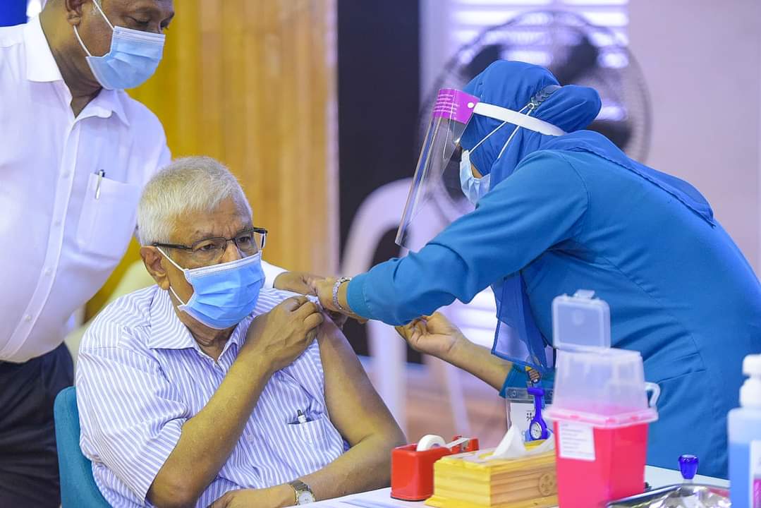 ކޮވިޑް-19: ވެކްސިންގެ ދެވަނަ ޑޯޒް ހޮނިހިރު ދުވަހު ދޭންފަށަނީ