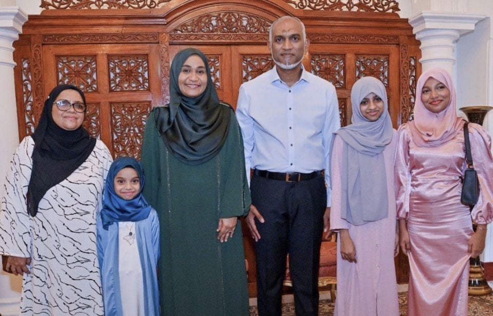 ރައީސްގެ ދެކަނބަލުން ކުރިން ބޭއްވި އީދު ސަލާމްކުރެއްވުމުގެ ރަސްމިއްޔާތުގެ ތެރެއިން--