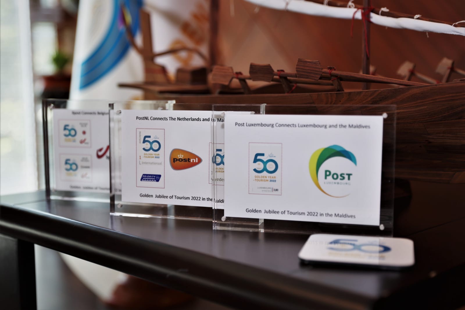 ބެނެލަކުސް ގައުމަތަކުގައި ނެރުނު ހާއްސަ ސްޓޭމްޕް ސެޓްގެ ސްވެނިއާ ޕްލާކް ހަދިޔާކޮށްފި