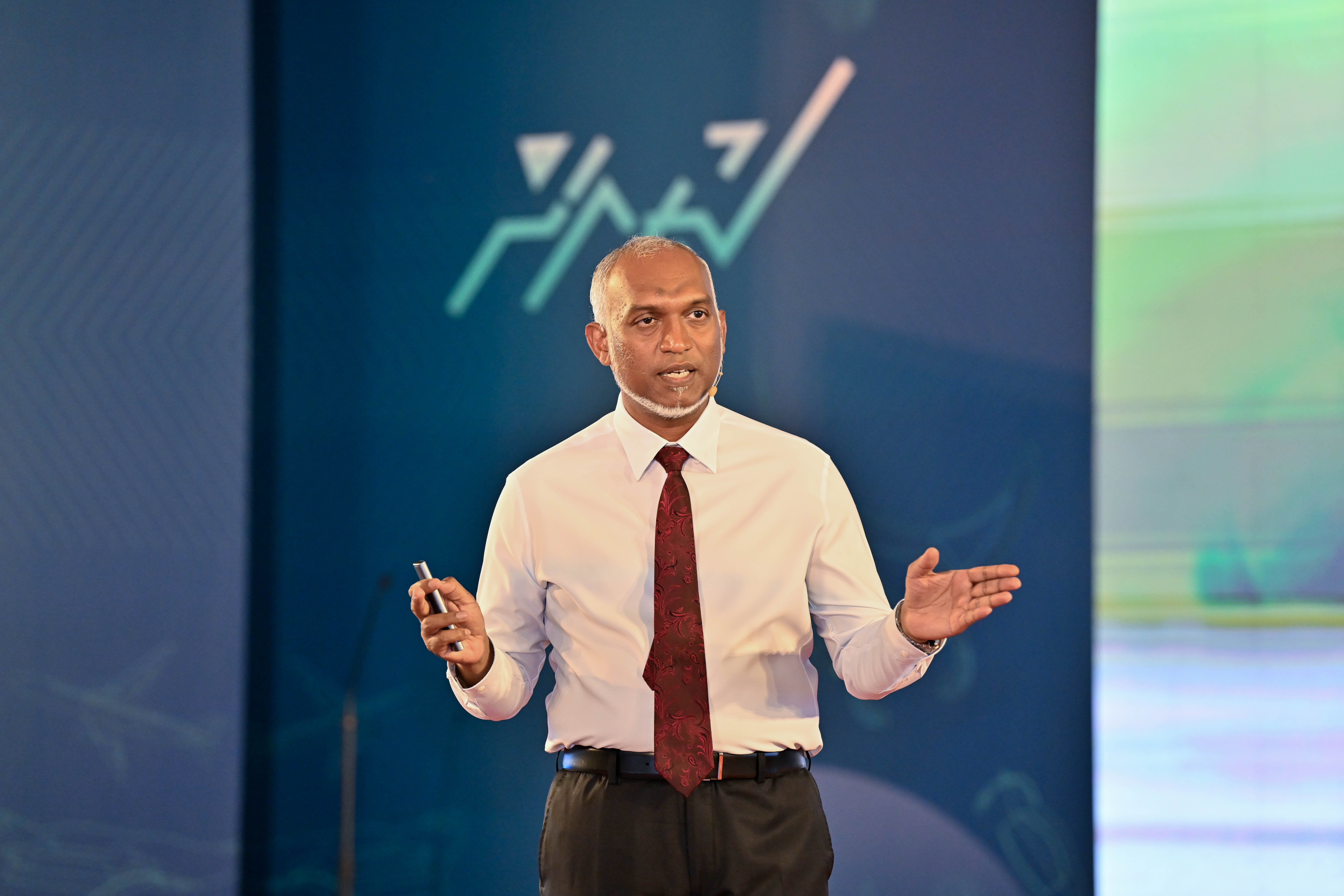 މުސާރަ އާއި ގުޅޭ ކަންބޮޑުވުންތަށް ޕޭ ކޮމިޝަނުން ހައްލުކޮށްފި؛ މިމަހު ބޮޑު މުސާރަ ލިބޭނެ: ރައީސް