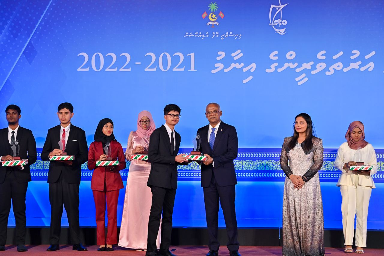 President Ibrahim Mohamed Solih conferring awards and certificates to the top achievers of the 2021–2022 higher secondary and secondary examinations