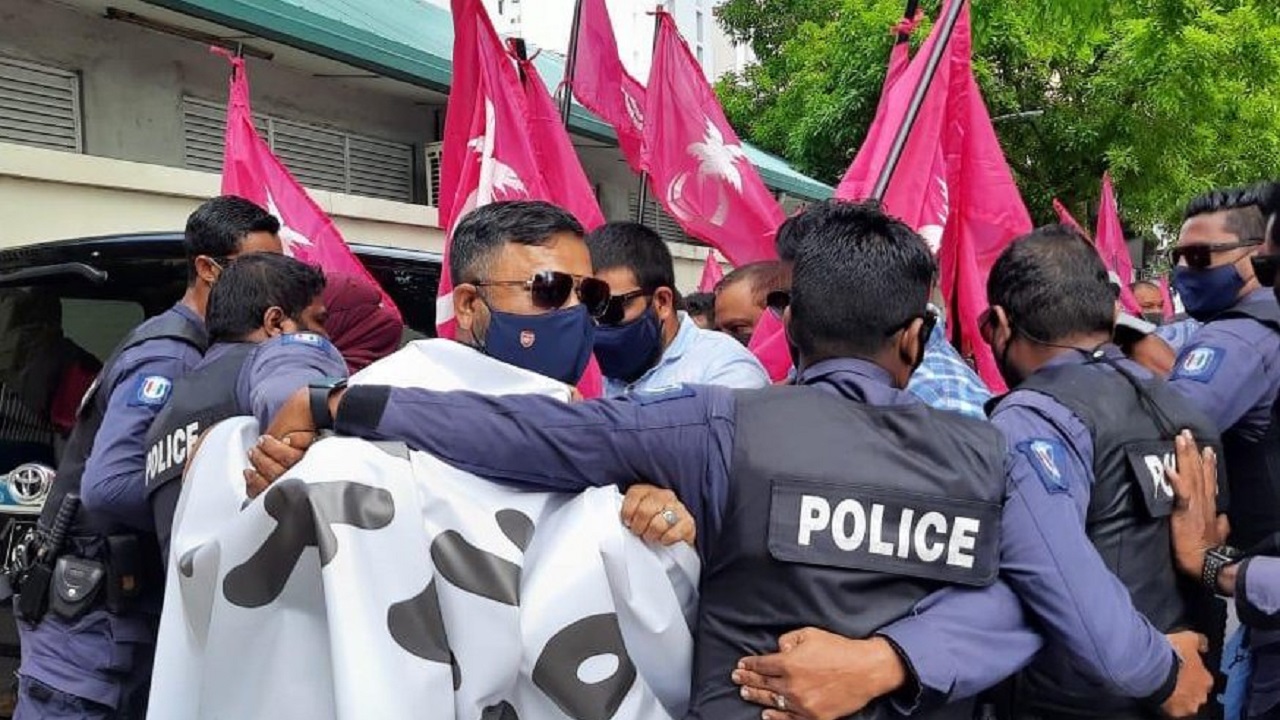 ޝިޔާމް (މ). އެޗްޕީއޭގެ އެންގުމާ ޚިލާފަށް އިދިކޮޅު ފަރާތްތަކުން ބޭއްވި މުޒާހަރާއެއްގެ ތެރެއިން