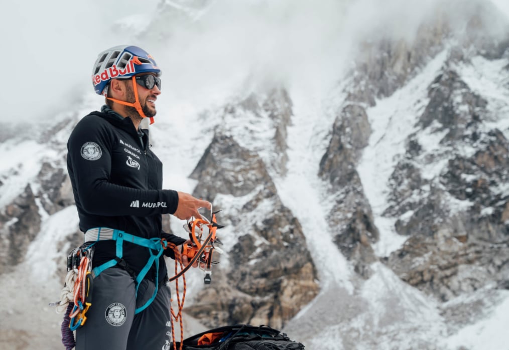 އޮކްސިޖަން ފުޅިއާ ނުލާ މައުންޓް އެވަރެސްޓުން ފޭބި އެތުލީޓް-